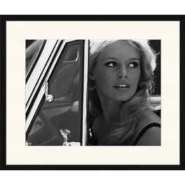 Digitaldruck »Brigitte Bardot im Auto«, Rahmen: Buchenholz, Schwarz