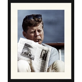 Digitaldruck »John F. Kennedy mit Zeitung«, Rahmen: Buchenholz, Schwarz