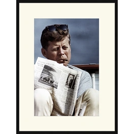 Digitaldruck »John F. Kennedy mit Zeitung«, Rahmen: Buchenholz, Schwarz